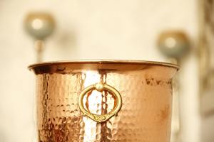 Enfriador de hielo martillado versátil con asas laterales redondas, perfecto para entretenimiento en el hogar, bodas y eventos especiales. - Product Image 6