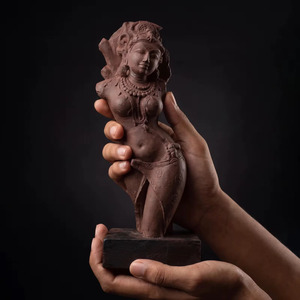 Escultura de Salabhanjika |   Réplica de Museo del Séc. X: Figura Decorativa de Soporte de Templo Indio, Acabado a Mano - Product Image 3