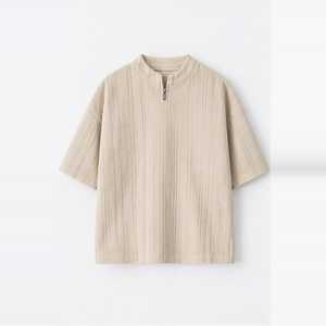 Chemise décontractée d'été pour homme en maille unie plissée à manches courtes avec logo frontal et col demi-zip, couleur beige - Product Image 1