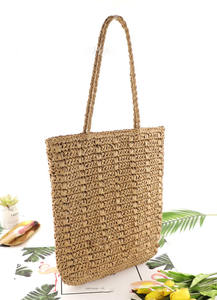 Trouvez des moments de détente paisible dans ce sac artisanal en fil naturel, conçu avec un corps rectangulaire vertical et une bandoulière. - Product Image 2