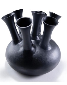 Vase multi-branches noir texturé de style industriel |   Vase en argile de forme organique Wabi-Sabi |   Arrangement floral unique pour bureau - Product Image 1