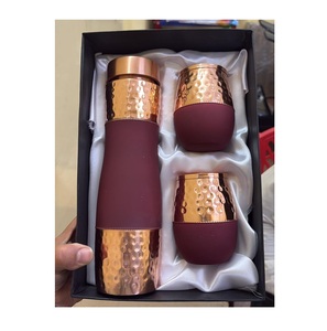 Bouteille d'eau en cuivre de luxe avec design en caoutchouc texturé, conçue pour le stockage d'eau fraîche à la maison, au bureau et en voyage - Product Image 3