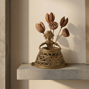 Figura de mujer tribal Dhokra hecha a mano de latón de primera calidad, puede usarse como portavelas, organizador de escritorio o artículo decorativo. - Product Image 3