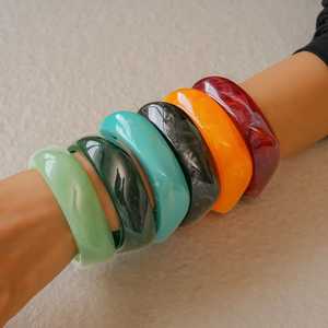 B.H CRAFTS Ensemble de bracelets géométriques en résine multicolores, bijoux de poignet tendance, certifiés IGI, accessoire de mode unisexe pour les fêtes - Product Image 5
