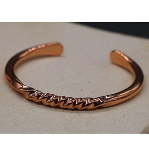 Bracelet manchette en cuivre décontracté pour le quotidien – Finition artisanale, texture torsadée rustique, bracelet gaufré fait main en promotion - Product Image 2
