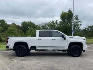Camioneta <span class=keywords><strong>Chevrolet</strong></span> <span class=keywords><strong>Silverado</strong></span> 2500HD High Country blanca, impecable, de servicio pesado, con motor Turbo Diésel V8. Mejor <span class=keywords><strong>precio</strong></span>. - Product Image 2