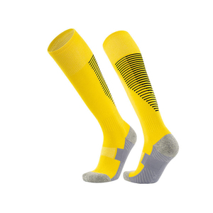 Chaussettes de football blanches mi-hautes avec rayures rouges, respirantes, en spandex et polyester, chaussettes de sport pour adultes, chaussettes de football d'été - Product Image 4