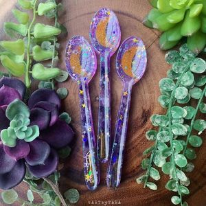 Cuillère décorative artisanale en résine écologique transparente, sculptée à la main avec des motifs floraux, pour servir le thé - Product Image 2