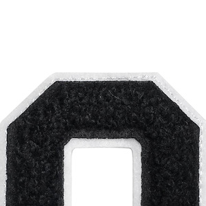 Patch thermocollant lettre O en chenille noire brodée avec fermeture auto-agrippante pour vêtements, chapeaux et sacs - Product Image 3