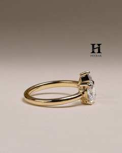 Anillo de compromiso y boda personalizado Toi et Moi de oro de 14K con diamantes cultivados en laboratorio de corte ovalado y pera, diseño de doble piedra entrelazada. - Product Image 3