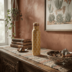 Botella de Agua de Cobre Hecha a Mano con Patrón de Cuatro Hojas Doradas, Tapa de Rosca Hermética, Frasco Ayurvédico para Bienestar, Regalo de Viaje - Product Image 4