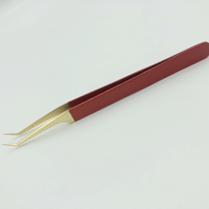 Pince à épiler professionnelle pour extensions de cils volume russe, or 24 carats avec manche rouge brillant, testée à la main, pointe lisse - Product Image 5