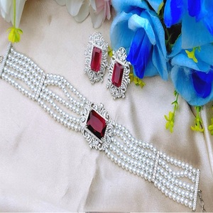 Magnifique ensemble collier ras-du-cou et boucles d'oreilles en laiton plaqué or de qualité supérieure, orné de perles et de zircons, idéal pour les mariages. - Product Image 3