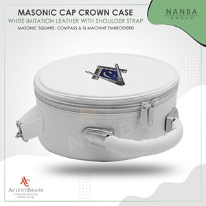 Estuche ligero blanco para gorra masónica con cierre de cremallera y emblema bordado de esquadrillas y compases para insignias masónicas - Product Image 2