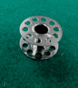 AA0185 Rueda guía de acero para bobina de máquina de coser industrial, redonda con orificios, accesorio de carrete metálico - Product Image 1