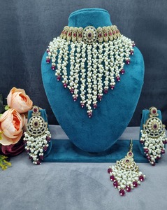 ชุดสร้อยคอพรีเมียม Ping Bling ประดับมุก Kundan พร้อมต่างหูและเครื่องประดับศีรษะแบบ Maang Tikka ประดับด้วยหินสีเขียว สำหรับเจ้าสาวในงานแต่งงาน - Product Image 1