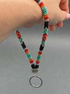 Cadena de muñeca geométrica con cuentas hecha a mano con conector plateado y llavero – Accesorio artesanal colorido para llaves y uso diario - Product Image 2