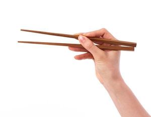 Baguettes classiques en bois naturel faites à la main, réutilisables et écologiques pour fêtes, sushis, nouilles, ramen et vaisselle asiatique - Product Image 1