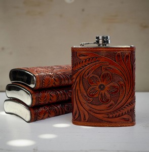 กระติกน้ำหนังลายดอกไม้ ดีไซน์สวยงาม เหมาะสำหรับพกพา ใช้ในกระเป๋าเดินทาง และใช้ส่วนตัว ภาชนะใส่เครื่องดื่มแบบพกพาทันสมัยจากอินเดีย - Product Image 5