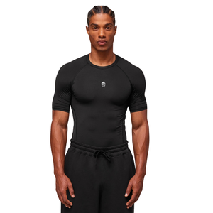 Camiseta de compresión ajustada en color negro para ropa deportiva, ropa activa y de entrenamiento para hombre con un ajuste cómodo y elástico. - Product Image 1