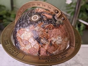 Globe de bureau vintage noir avec support en laiton : Décoration pour la maison et le bureau - Product Image 2