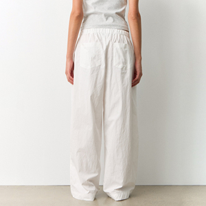 กางเกงโยคะเอวกลางสีขาวสำหรับผู้หญิง แห้งเร็ว ระบายอากาศได้ดี ผลิตจากไนลอน 100% มีเชือกผูกเอว สวมใส่สบาย ไซส์ใหญ่ กางเกงทรงหลวมสำหรับผู้หญิง - Product Image 2