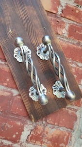 Poignée de portail en fer forgé traditionnelle, avec un design torsadé et des motifs floraux aux deux extrémités ; convient à tous les types de portails. - Product Image 4