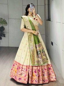 Ensemble de lehenga Paithani de créateur avec bordure riche et travail Butti - Product Image 3