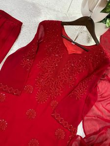 Collection de vêtements exquis pour fêtes et mariages, comprenant un ensemble brodé et orné de sequins avec sharara et dupatta en georgette. - Product Image 4