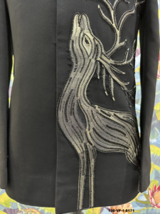 เสื้อโค้ทปาร์ตี้ลายนูนสามมิติรูปเขากวางแบบอสมมาตรสีทองเมทัลลิกตัดกับสีดำ รุ่น TR Lachka Jodhpuri - Product Image 3