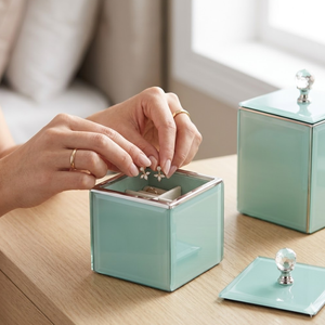 Juego de Cajas de Almacenamiento de Vidrio Verde Menta Modernas con Tapa de Cristal y Asa |   Organizador de tocador decorativo de lujo para joyas, maquillaje y algodón - Product Image 2