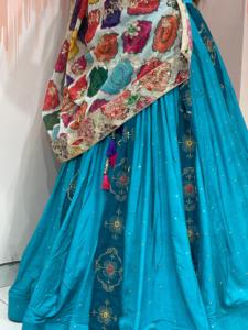 Chaniya Choli de seda rusa premium con blusa bordada de hombros descubiertos y dupatta con estampado digital. Navratri 33, choli de diseñador Meera. - Product Image 6