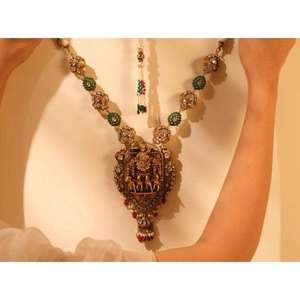 Juego de joyería de latón de alta calidad con perlas incrustadas, chapado en oro Lakshmi Kundan, con aretes para usar en bodas. - Product Image 3