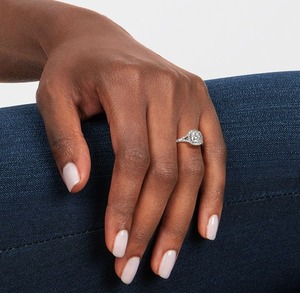 Bague de fiançailles en or blanc avec diamant taille coussin et halo pavé pour femme, style classique - Product Image 6