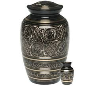 Urne funéraire artisanale en aluminium bleu nuageux pour cendres humaines, avec bandes argentées gravées et couvercle à vis sécurisé - Product Image 4