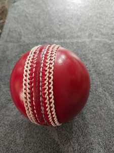 Balle de cricket personnalisée de haute qualité, couleurs et designs de logo sur mesure, balle dure pour les matchs de cricket. Trouvez des icônes similaires, service OEM. - Product Image 3