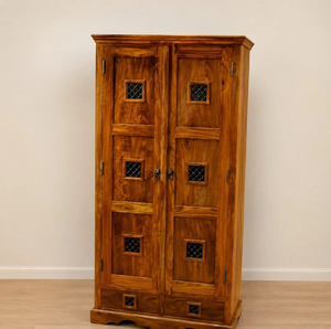 Armoire rustique en bois massif à 2 portes, avec panneaux en verre à treillis carré et tiroirs inférieurs. Disponible à prix de gros. - Product Image 1