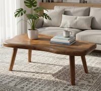 Table basse en bois vintage décorative de qualité supérieure pour un salon luxueux, créant une touche de sophistication dans l'ameublement.