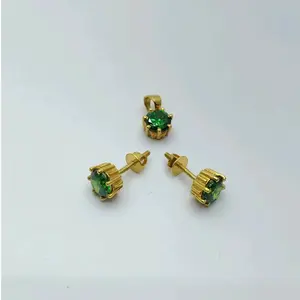Ensemble de bijoux classiques en or avec pierre d'émeraude, pendentif rond vert et boucles d'oreilles pour femmes - Product Image 1