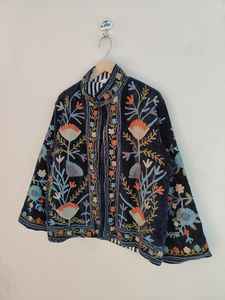 Veste en velours bleu marine brodée de fleurs Suzani, veste ethnique faite à la main, veste en velours pur, veste Suzani florale, style bohème hippie - Product Image 2