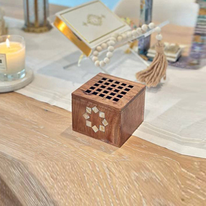 Caja de incienso de madera con incrustaciones geométricas y tapa con aberturas para fragancia y decoración tradicional del hogar - Product Image 1