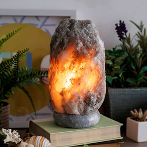 Lampes en sel gris de l'Himalaya de haute qualité, forme naturelle, 2-3 kg, avec base en bois. - Product Image 2