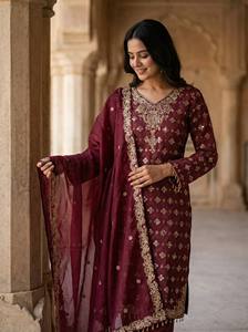 Ensemble de costume ethnique pour femme en soie pure prêt-à-porter avec broderie lourde, haut de créateur, pantalon et dupatta à bordure en dentelle - Product Image 5