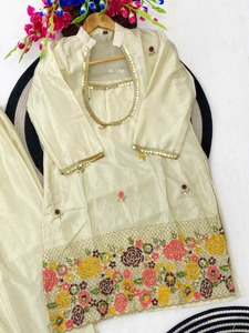 Conjunto de Kurta Chinon Suave Premium con Hermosos Bordados y Cuentas Decorativas, Ropa Étnica Elegante para Ocasiones Festivas y de Fiesta - Product Image 3