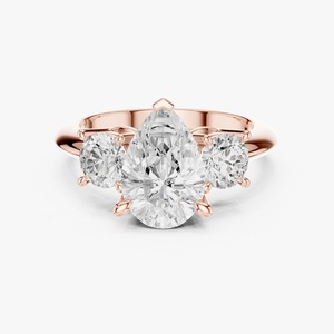 Anillo de Compromiso de Tres Piedras con Diamante Cultivado en Laboratorio de Corte Pera de 2.50 Ct, Oro Amarillo de 9K, Piedras Laterales Redondas, Joyería al por Mayor - Product Image 6