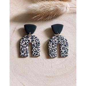 Boucles d'oreilles en résine de qualité supérieure, accessoires élégants en cristal pour les fêtes, les occasions décontractées et les occasions festives, fabriquées à la main pour une durabilité longue durée - Product Image 6