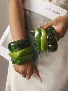 Brazalete de Resina Hecho a Mano con Acabado Artístico Sofisticado, Idea de Regalo Elegante - Product Image 1