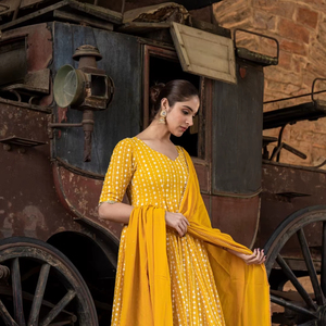 Vestido Anarkali Mustard Chikankari con Bordado, Vestido Anarkali con Trabajo de Bordado en Georgette, Anarkali con Pantalón y Dupatta - Product Image 1