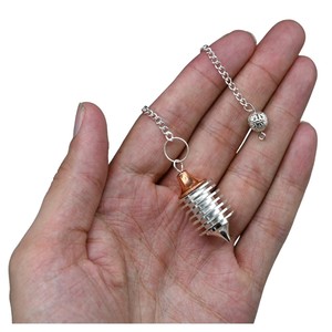 Bobine verticale en argent massif avec pendule en cuivre pour la guérison énergétique, la divination et l'art écologique - Vente en gros - Product Image 3