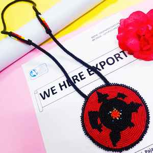 Collar con Colgante de Tortuga Hecho a Mano con Cuentas Rojas, Negras, Amarillas y Blancas y Cordón Largo para un Estilo Artístico Tradicional - Product Image 1